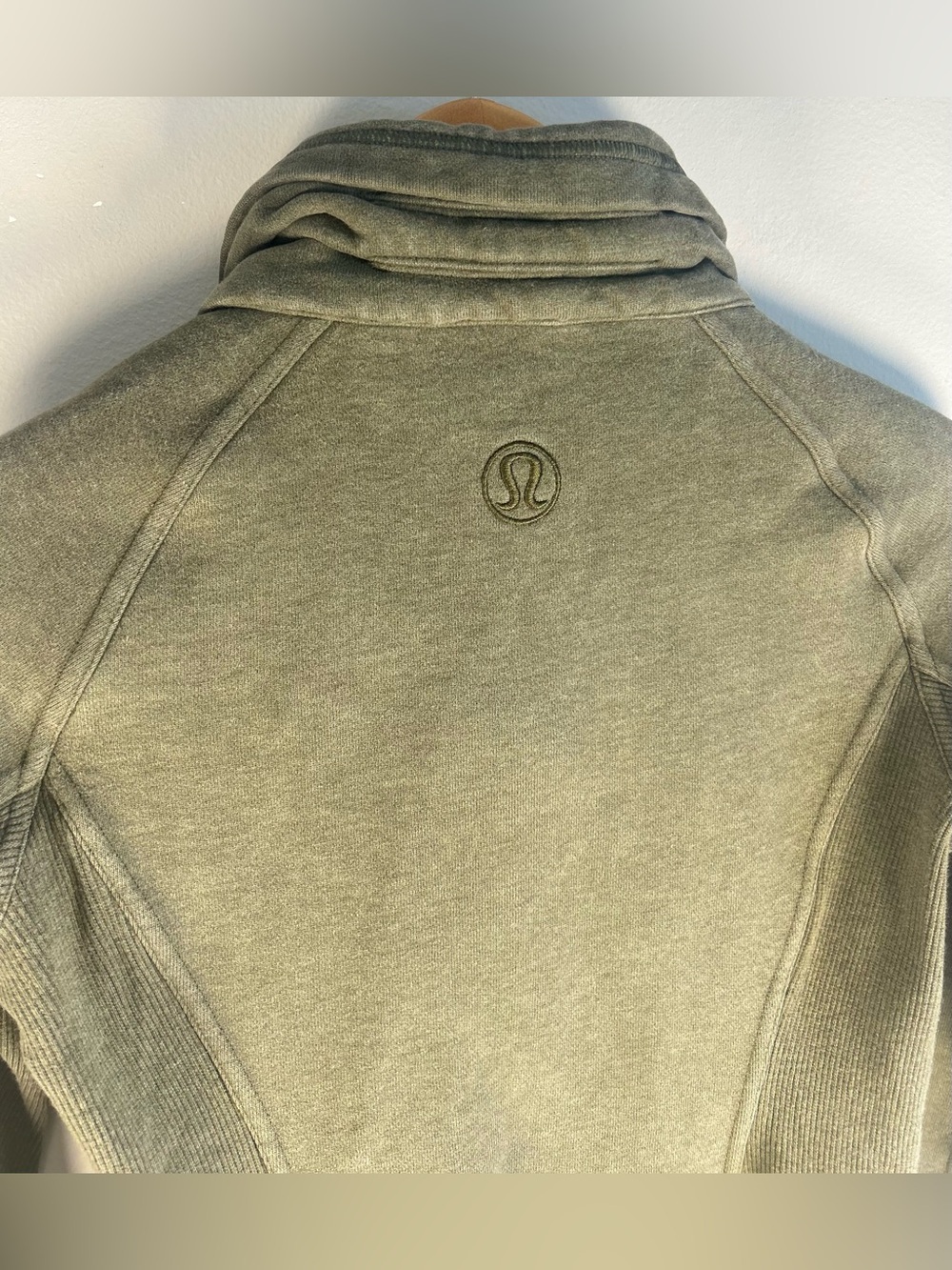 Lululemon Radiant Jacket II Size 2 Women’s Green Full Zip Sweater Thumbholes EUC - Picture 8 of 10